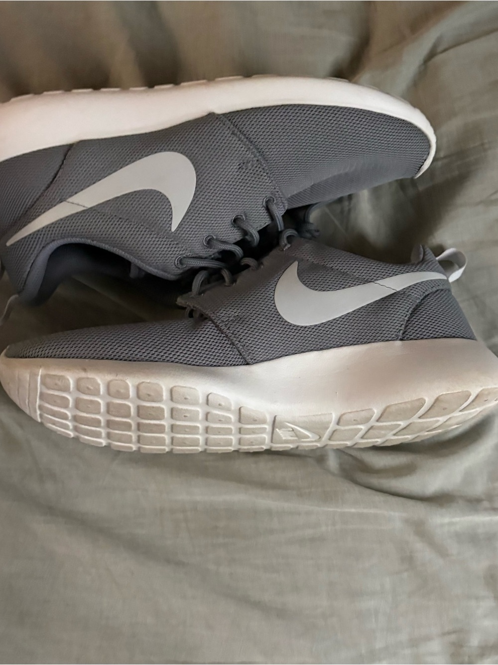 Nike wonen's Gray and White Casual Sneakers